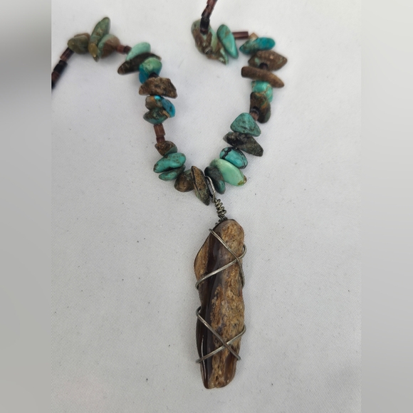 Turquoise Chip & Agate Stone Pendant NecklaceSouthwestern Style